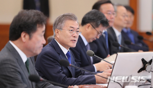 【서울=뉴시스】전진환 기자 = 문재인 대통령이 10일 오전 청와대 세종실에서 국무회의를 주재하고 있다. 2018.04.10.&nbsp; amin2@newsis.com