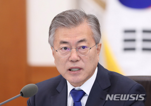 【서울=뉴시스】 문재인 대통령은 10일 폐비닐 등 재활용 쓰레기 수거 혼선 관련해 대국민 사과를 했다. 정부부처의 미흡한 대처에 대해서는 강력 질타했다. 문 대통령이 이날 오전 청와대 세종실에서 국무회의를 주재하고 있다. 2018.04.10.&nbsp; amin2@newsis.com