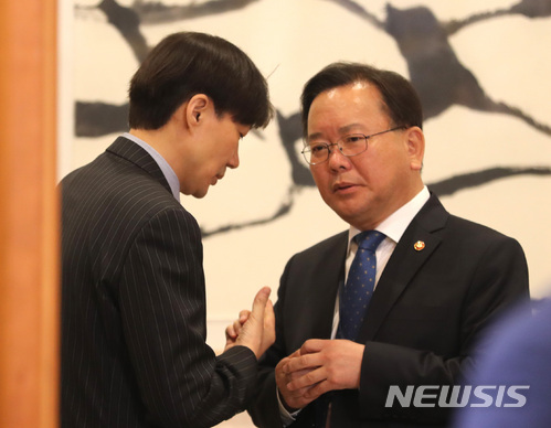 【서울=뉴시스】전진환 기자 = 10일 오전 청와대 세종실에서 열리는 국무회의에 참석한 김부겸(오른쪽) 행정안전부장관과 조국 민정수석이 논의하고 있다. 2018.04.10. amin2@newsis.com