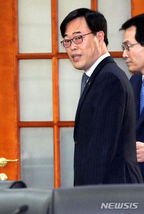 【서울=뉴시스】 추상철 기자 = 김기식 금융감독원장이 10일 오전 서울 영등포구 여의도 금융투자협회에서 열린 '삼성증권 사태와 관련 내부통제 강화를 위한 증권회사 대표 간담회'에 참석하고 있다. 2018.04.10.&nbsp; scchoo@newsis.com