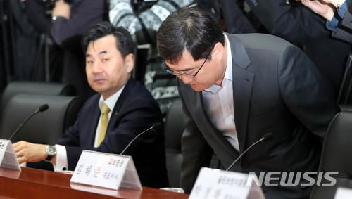 【서울=뉴시스】 추상철 기자 = 구성훈 삼성증권 대표이사가 10일 오전 서울 영등포구 여의도 금융투자협회에서 열린 '삼성증권 사태와 관련 내부통제 강화를 위한 증권회사 대표 간담회'에 참석하고 있다. 2018.04.10.&nbsp; scchoo@newsis.com