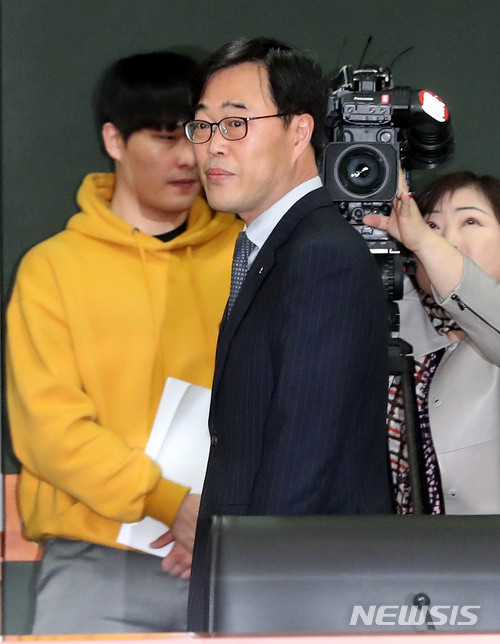 【서울=뉴시스】 추상철 기자 = 김기식 금융감독원장이 10일 오전 서울 영등포구 여의도 금융투자협회에서 열린 '삼성증권 사태와 관련 내부통제 강화를 위한 증권회사 대표 간담회'에 참석하고 있다. 2018.04.10. scchoo@newsis.com