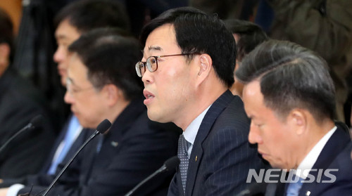 【서울=뉴시스】 추상철 기자 = 김기식 금융감독원장이 10일 오전 서울 영등포구 여의도 금융투자협회에서 열린 '삼성증권 사태와 관련 내부통제 강화를 위한 증권회사 대표 간담회'에 참석해 모두발언을 하고 있다. 2018.04.10. scchoo@newsis.com