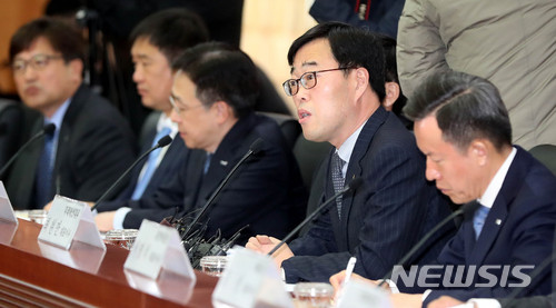 【서울=뉴시스】 추상철 기자 = 김기식 금융감독원장이 10일 오전 서울 영등포구 여의도 금융투자협회에서 열린 '삼성증권 사태와 관련 내부통제 강화를 위한 증권회사 대표 간담회'에 참석해 모두발언을 하고 있다. 2018.04.10.&nbsp; scchoo@newsis.com