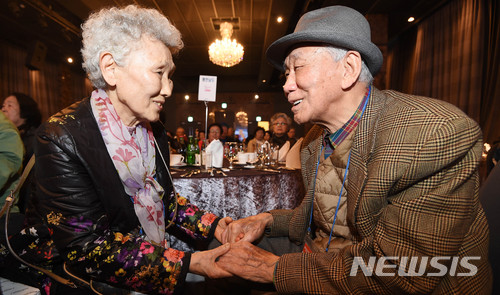 【수원=뉴시스】이정선 기자 = 경기지역 미(未) 상봉 이산가족 초청행사가 열린 10일 오전 경기 수원 이비스앰배서더 호텔에서 어르신들이 두 손을 마주 잡은 채 서로를 바라보고 있다. 2018.04.10. ppljs@newsis.com