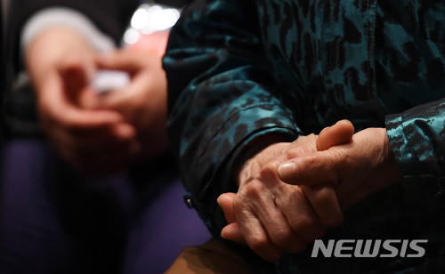 【수원=뉴시스】이정선 기자 = 경기지역 미(未) 상봉 이산가족 초청행사가 열린 10일 오전 경기 수원 이비스앰배서더 호텔에서 한 어르신이 두 손을 꼭 잡은 채 행사를 관람하고 있다. 2018.04.10. ppljs@newsis.com