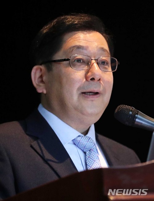 【서울=뉴시스】고범준 기자 = 호사카 유지 세종대학교 독도종합연구소장 겸 일본학(정치학) 교수가 10일 오전 서울 광진구 세종대학교 광개토관에서 열린 '일본의 위안부문제 증거자료집1' 출판 기념 기자간담회에서 발언을 하고 있다. 2018.04.10. bjko@newsis.com