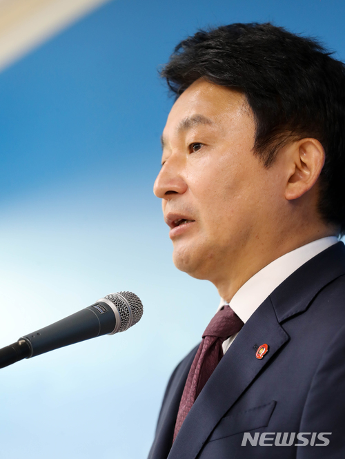【제주=뉴시스】우장호 기자 = 원희룡 제주특별자치도지사가 10일 오후 제주도청 3층 기자실에서 기자회견을 열어 바른미래당 탈당 의사를 밝히고 있다. 2018.04.10.&nbsp; woo1223@newsis.com 