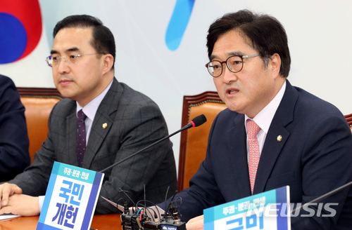 【서울=뉴시스】이종철 기자 = 더불어민주당 우원식 원내대표가 10일 서울 여의도 국회에서 기자간담회를 갖고 방송법 개정안 처리 문제에 대해 설명하고 있다. 2018.04.10. jc4321@newsis.com