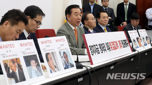 【서울=뉴시스】박영태 기자 = 10일 오전 서울 영등포구 여의도 국회 자유한국당 원내대표실에서 김성태 자유한국당 원내대표가 정치자금 땡처리 외유 및 갑질고액 강좌 진상규명촉구 기자회견을 하고 있다. 2018.04.10. since1999@newsis.com