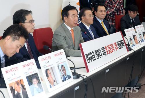 【서울=뉴시스】박영태 기자 = 10일 오전 서울 영등포구 여의도 국회 자유한국당 원내대표실에서 김성태 자유한국당 원내대표가 정치자금 땡처리 외유 및 갑질고액 강좌 진상규명촉구 기자회견을 하고 있다. 2018.04.10.since1999@newsis.com
