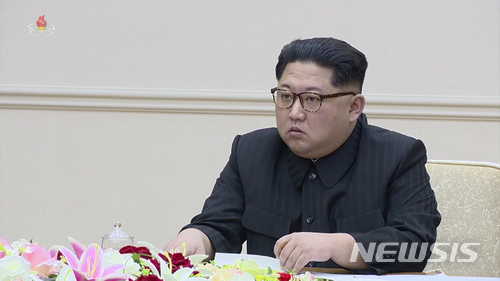 【서울=뉴시스】 북한 조선중앙TV는 김정은 국무위원장이 9일 조선노동당 중앙위원회 정치국회의를 열었다고 10일 보도했다. 2018.04.10. (출처=조선중앙TV 캡쳐)&nbsp; photo@newsis.com