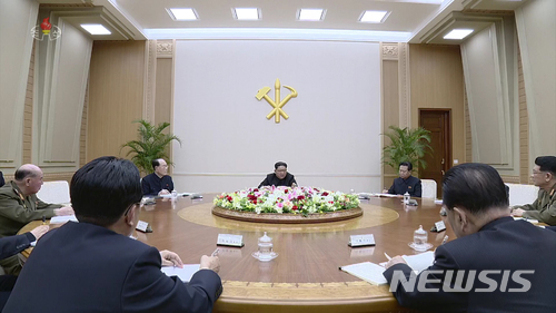【서울=뉴시스】 북한 조선중앙TV는 김정은 국무위원장이 9일 조선노동당 중앙위원회 정치국회의를 열었다고 10일 보도했다. 2018.04.10. (출처=조선중앙TV 캡쳐) photo@newsis.com