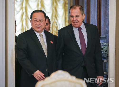 【모스크바=AP/뉴시스】리용호 북한 외무상(왼쪽)이 10일(현지시간) 러시아 모스크바 외무부 청사에서 세르게이 라브로프 외무장관과 함께 회담장에 들어서고 있다. 2018.04.10 