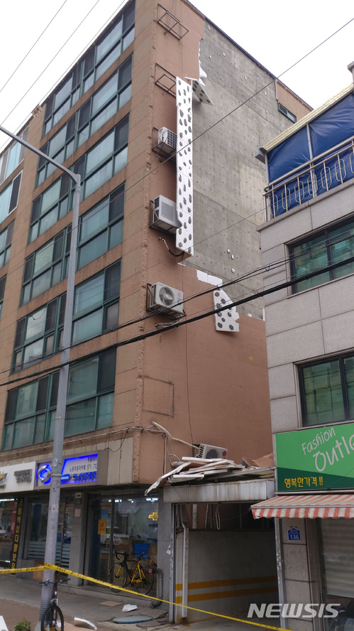 【서울=뉴시스】 10일 오후 노원구 공릉동의 한 빌라 외벽이 갑작스러운 강풍으로 뜯겨 있다. 2018.04.10. (사진=노원소방서 제공)&nbsp; photo@newsis.com