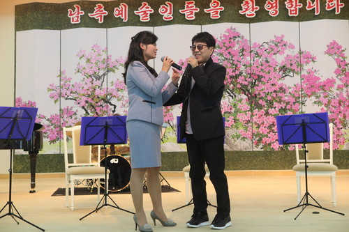 【평양=인사이트 엔터테인먼트/뉴시스】 현송월과 조용필, 2018년 4월3일 