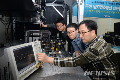 【대전=뉴시스】김양수 기자 = ETRI가 무선양자암호통신용 집적화 부품 개발 및 시스템을 구축하고 실환경 100m거리에서 전송에 성공했다. ETRI 연구진이 무선양자암호통신 실험을 수행하고 있는 모습.2018.04.11(사진=ETRI 제공) photo@newsis.com