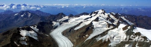 【서울=뉴시스】미 알래스카 산맥의 헌터산 정상에 있는 산악 빙하가 지난 400년 사이 가장 빠른 속도로 녹아 없어지고 있는 것으로 새로운 연구 결과 나타났다. 여름철 기온 상승으로 헌터산 정상의 산악 빙하는 산업화시대가 시작된 150년 전보다 60배나 더 빨리 녹아내리고 있다. <사진 출처 : 지구물리학연구저널 : 대기> 2018.4.11