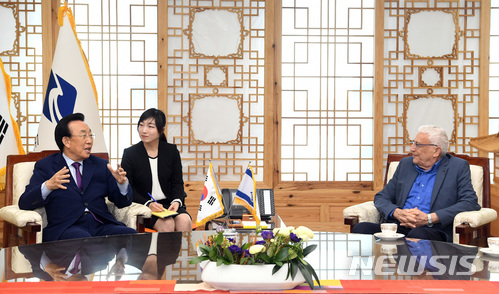 【안동=뉴시스】류상현 기자 = 김관용 경북도지사가 11일 도청을 방문한 이스라엘 이갈 에를리히 요즈마 그룹 회장과 환담하고 있다. 2018.04.11 (사진=경북도 제공) photo@newsis.com