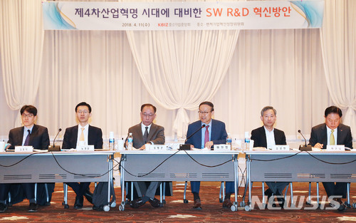 【서울=뉴시스】11일 여의도 중소기업중앙회에서 진행된 제4차 중소벤처기업 혁신성장위원회. 사진 왼쪽부터 김봉덕 중기부 기술개발과장, 노경원 과기부 소프트웨어정책관, 김명준 소프트웨어정책연구소 소장, 노규성 공동위원장, 김상헌 네이버 경영고문, 최전남 자동제어(조) 이사장. 2018.4.11(사진=중기중앙회 제공) photo@newsis.com