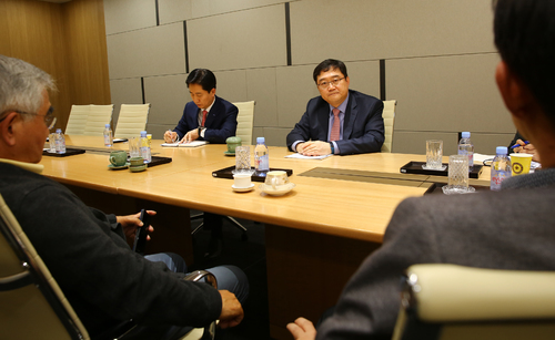 【서울=뉴시스】삼성증권 구성훈 대표 11일 서울 서초구 삼성타운금융센터에서 '사고 관련 고객 및 투자자 간담회'를 개최, 피해 투자자와 고객 등을 직접 만나 사과하고 피해 투자자 구제와 주주 가치 제고 방안 등에 대해 설명했다. 2018.04.11 (사진=삼성증권 제공) photo@newsis.com