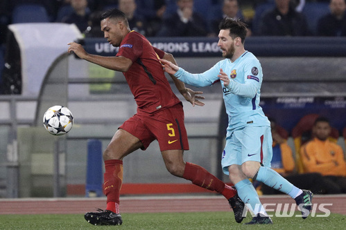 【로마=AP/뉴시스】10일(현지시간) 이탈리아 로마 스타디오 올림피코에서 열린 UEFA 챔피언스리그 8강 2차전에서 AS 로마 주앙 제수스(왼쪽)가 FC 바르셀로나 리오넬 메시와 볼을 다투고 있다. 