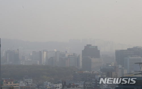【서울=뉴시스】조성봉 기자 = 서울의 미세먼지 농도가 ‘나쁨’ 단계를 보이고 있는 11일 오전 서울 도심의 하늘을 뿌옇게 보이고 있다. 2018.04.11.&nbsp; suncho21@newsis.com