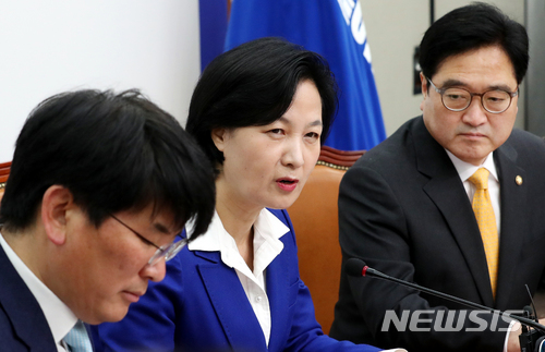 【서울=뉴시스】이종철 기자 = 11일 서울 여의도 국회에서 열린 더불어민주당 최고위원회의에서 추미애 대표가 모두발언을 하고 있다. 2018.04.11. jc4321@newsis.com