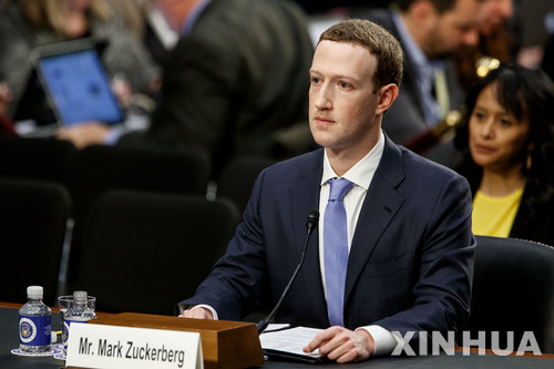 【워싱턴=신화/뉴시스】마크 저커버그 페이스북 최고경영자(오른쪽)가 10일(현지시간) 미국 워싱턴 상원 청문회에서 페이스북 사용자의 개인정보 유출사건에 관해 증언하고 있다. 2018.04.11