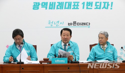 【서울=뉴시스】홍효식 기자 = 바른미래당 박주선 공동대표가 11일 오전 서울 여의도 국회에서 열린 제8차 최고위원·중진의원 연석회의에서 모두발언을 하고 있다. 왼쪽부터 유승민, 박주선 공동대표, 김동철 원내대표. 2018.04.11. yesphoto@newsis.com