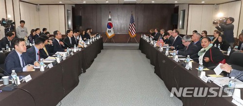 【제주=뉴시스】사진공동취재단 = 지난 11일 오전 제주 서귀포시 제주국제평화센터에서 열린 제10차 한미 방위비분담특별협정 체결을 위한 2차 회의에서 장원삼 외교부 한미 방위비분담협상 대표가 모두발언을 하고 있다. 2018.04.11. photo@newsis.com