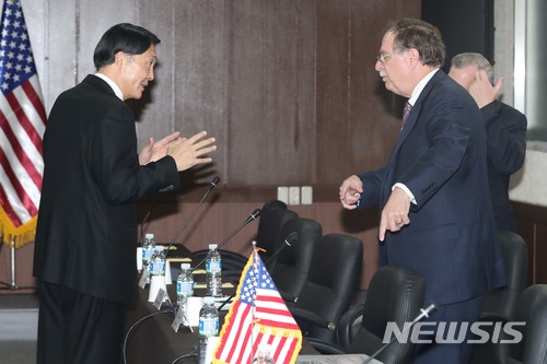 【제주=뉴시스】사진공동취재단 = 11일 오전 제주 서귀포시 제주국제평화센터에서 열린 제10차 한미 방위비분담특별협정 체결을 위한 2차 회의 시작 전 장원삼 외교부 한미 방위비분담협상 대표와 티모시 베츠 국무부 방위비분담협상 대표가 환담하고 있다. 2018.04.11.&nbsp; photo@newsis.com