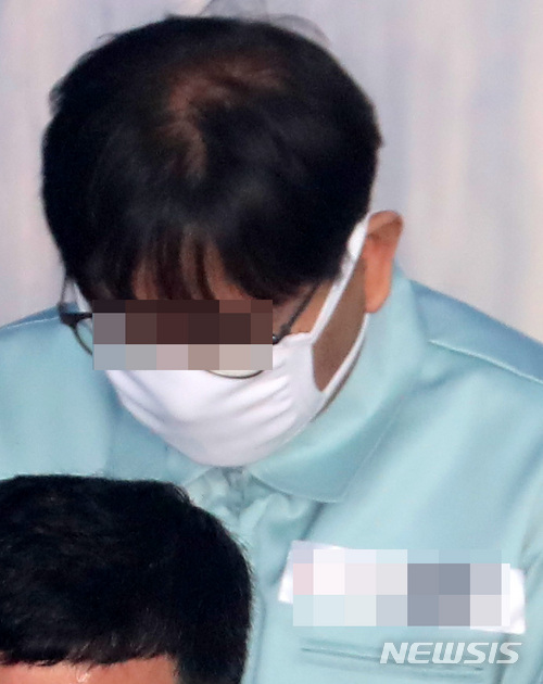 【서울=뉴시스】이영환 기자 = '부하 성추행' 의혹 김모 부장검사가 11일 오전 서울 서초구 서울중앙지방법원에서 열린 선고 공판에 출석하고 있다. 2018.04.11.  20hwan@newsis.com