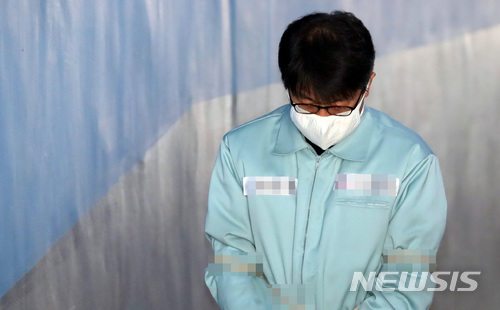 【서울=뉴시스】이영환 기자 = 이명박 정부 시절 민간인 사찰 관련 국정원 특별활동비를 불법 수수한 혐의로 구속된 김진모 전 청와대 민정2비서관이 11일 오전 서울 서초구 서울중앙지방법원에서 열린 2차 공판에 출석하고 있다. 2018.04.11.&nbsp; 20hwan@newsis.com