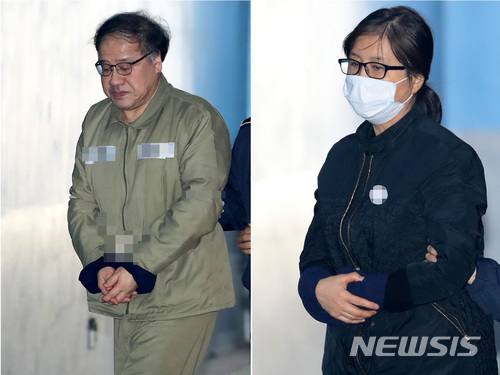 【서울=뉴시스】이영환 기자 = 안종범(왼쪽사진) 전 청와대 정책조정수석과 비선실세 최순실이 11일 오전 서울 서초구 서울고등법원에서 열리는 항소심 1차 공판에 출석하기 위해 호송차에서 내려 법정으로 향하고 있다. 2018.04.11.&nbsp; 20hwan@newsis.com