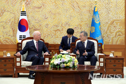【서울=뉴시스】전진환 기자 = 문재인 대통령이 11일 오전 청와대 접견실에서 클라우스 슈밥 세계경제포럼(WEF) 회장을 접견, 인사말을 하고 있다. 2018.04.11. amin2@newsis.com