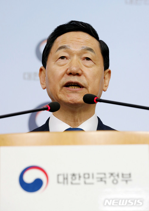 【서울=뉴시스】박주성 기자 = 김상곤 부총리 겸 교육부장관이 11일 오전 서울 도렴동 외교부청사 브리핑룸에서 '대학입시제도 국가교육회의 이송안'을 발표하고 있다. 2018.04.11. park7691@newsis.com