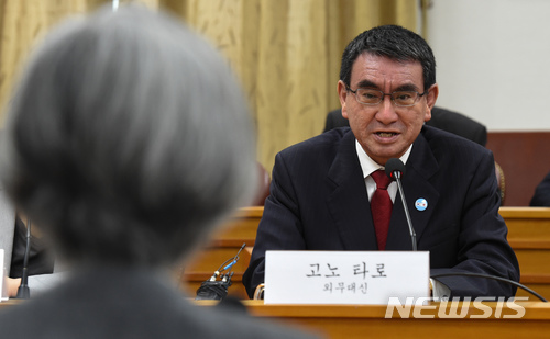 【서울=뉴시스】박주성 기자 = 고노 타로 일본 외무상이 11일 오전 서울 세종대로 외교부 청사에서 강경화 외교부 장관과 한일 외교장관회담을 하고 있다. 2018.04.11. photo@newsis.com