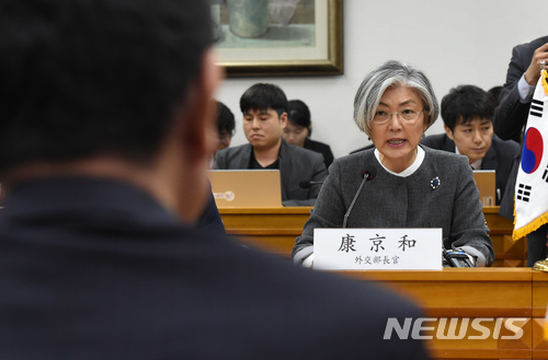 【서울=뉴시스】박주성 기자 = 강경화 외교부 장관이 11일 오전 서울 세종대로 외교부 청사에서 고노 타로 일본 외무상과 한일 외교장관회담을 하고 있다. 2018.04.11. photo@newsis.com