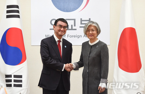 【서울=뉴시스】박주성 기자 = 강경화 외교부 장관과 고노 타로 일본 외무상이 11일 오전 서울 세종대로 외교부 청사에서 한일 외교장관회담 전 인사를 나누고 있다. 2018.04.11. photo@newsis.com