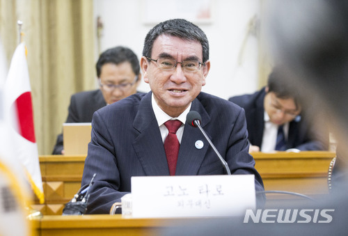 【서울=뉴시스】박주성 기자 = 고노 다로 일본 외무상이 11일 오전 서울 세종대로 외교부 청사에서 강경화 외교부 장관과 한일 외교장관회담을 하고 있다. 2018.04.11. park7691@newsis.com