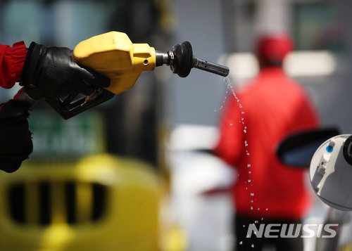 【서울=뉴시스】김진아 기자 = 시리아 사태 등 중동 정세 불안으로 국제 유가가 3% 이상 급등한 11일 서울 중구 한 주유소에서 관계자가 주유를 하고 있다. 10일(현지시간) CNBC에 따르면 이날 뉴욕상업거래소(NYMEX)에서 서부 텍사스산 원유(WTI) 선물은 전날보다 배럴당 2.09달러(3.3%) 상승한 65.51달러로 거래를 마쳤다. 영국 ICE 선물거래소에서 북해산 브렌트유 선물 가격도 배럴당 2.55달러(3.7%) 오른 71.21달러를 기록했다. 2018.04.11. bluesoda@newsis.com