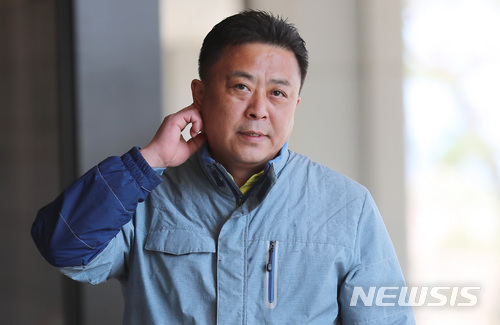 【서울=뉴시스】이영환 기자 = 라두식 삼성전자서비스 노조 지회장이 지난 11일 오후 서울 서초구 서울중앙지검에 피해자 신분으로 출석하고 있다. 2018.04.11.&nbsp; 20hwan@newsis.com