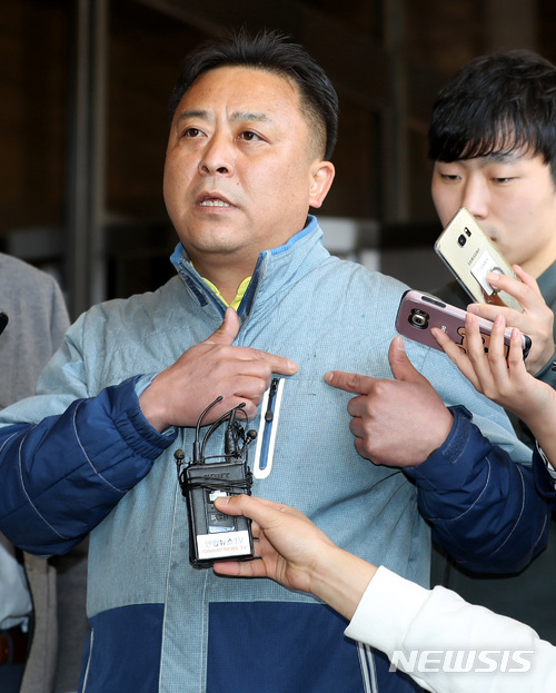 【서울=뉴시스】이영환 기자 = 나두식 삼성전자서비스 노조 지회장이 11일 오후 서울 서초구 서울중앙지검에 피해자 신분으로 출석해 왼쪽 가슴을 가리키며 "이 옷은 노동자들이 입고 일하는 옷이며 원래 이 곳에 삼성 마크와 삼성전자서비스 명칭이 있었다"고 말하고 있다. 삼성그룹의 노조 와해 의혹을 수사하는 서울중앙지검 공공형사수사부는 나 지회장 등을 상대로 실제 노조 와해 전략이 실행돼 피해를 봤는지 등을 조사할 계획이다. 2018.04.11.&nbsp; 20hwan@newsis.com