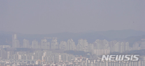 【오산=뉴시스】이정선 기자 = 황사의 영향으로 전국 대부분 지역에 미세먼지 농도가 짙게 나타난 11일 오후 경기 오산 보적사에서 내려다본 수원 시내 상공이 희뿌옇다. 2018.04.11.&nbsp; ppljs@newsis.com