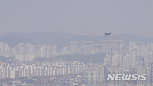 【오산=뉴시스】이정선 기자 = 황사의 영향으로 전국 대부분 지역에 미세먼지 농도가 짙게 나타난 11일 오후 경기 오산 보적사에서 내려다본 수원 시내 상공이 희뿌옇다. 2018.04.11. ppljs@newsis.com