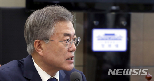 【서울=뉴시스】제5차 남북정상회담 준비위원회 전체회의를 주재하고 있는 문재인 대통령의 모습.(사진=뉴시스DB). 2018.04.11