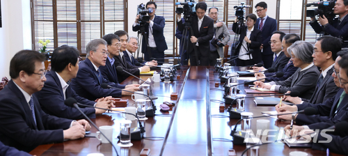 【서울=뉴시스】전진환 기자 = 문재인 대통령이 11일 오후 청와대 여민관 소회의실에서 남북정상회담 준비위원회 제5차 회의를 주재하고 있다. 2018.04.11.&nbsp; amin2@newsis.com