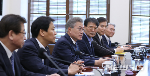 【서울=뉴시스】전진환 기자 = 문재인 대통령이 11일 오후 청와대 여민관 소회의실에서 남북정상회담 준비위원회 제5차 회의를 주재하고 있다. 2018.04.11.&nbsp; amin2@newsis.com