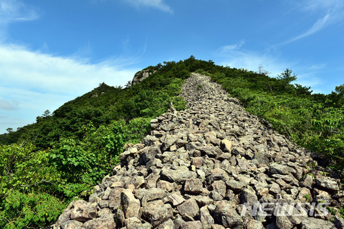 【해남=뉴시스】박상수 기자 = 전남 해남군은 해남읍 금강산에 위치한 금강산성이 13세기 몽고군의 침입시 백성들의 피난을 목적으로 축조한 고려시대 산성인 것으로 추정된다는 조사 결과가 나왔다고 11일 밝혔다. 사진은 해남 금강산성지. 2018.04.11. (사진=해남군 제공) photo@newsis.com
